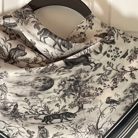 Fable England Wolf Garden Square Scarf - Black - NWT - Picture 10 of 16